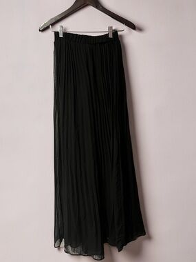 Flowing Black Pleated Maxi Skirt